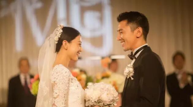 知道你在婚礼上为啥那么矮胖吗？全怪你选错了这件搭配！