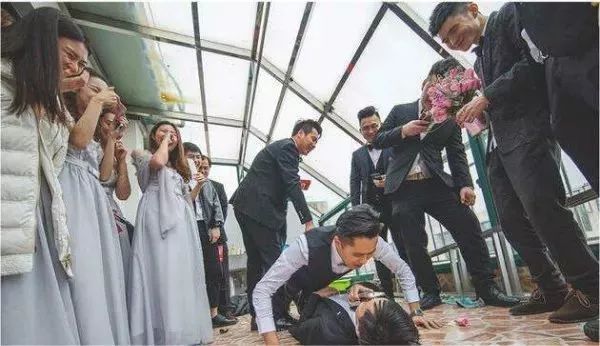 有哪些好玩又不失风雅的整新郎伴郎婚礼接亲游戏