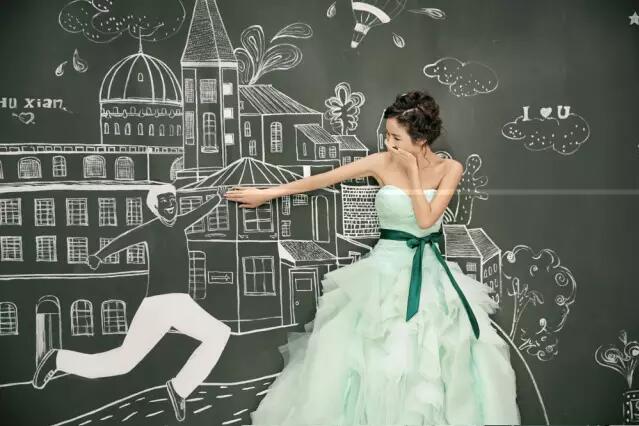 一支粉笔就能搞定的个性婚纱照