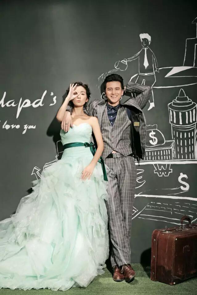 一支粉笔就能搞定的个性婚纱照