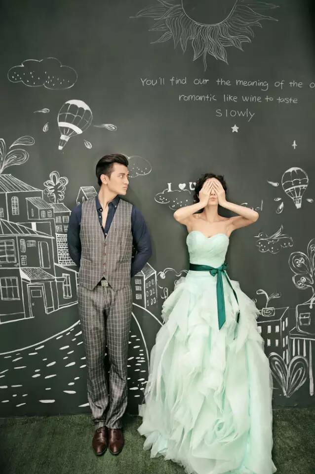 一支粉笔就能搞定的个性婚纱照