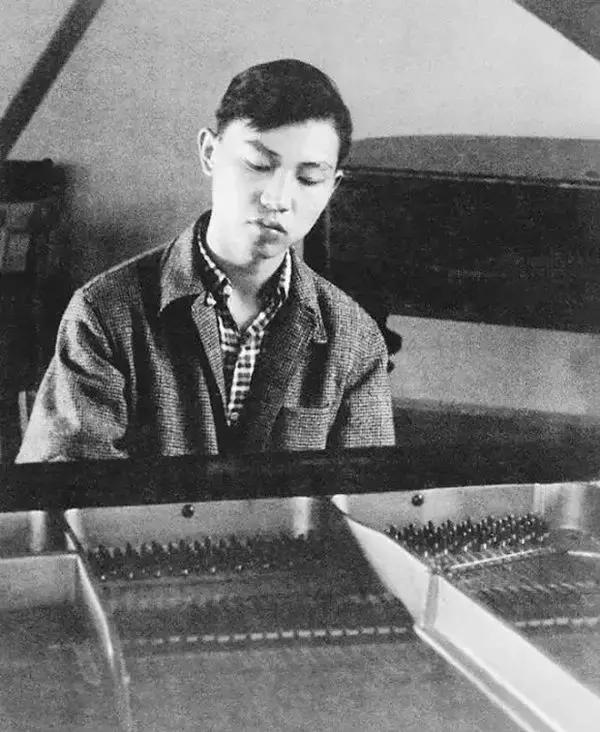 ▲ 傅聪在波兰华沙为比赛作准备(1954年)