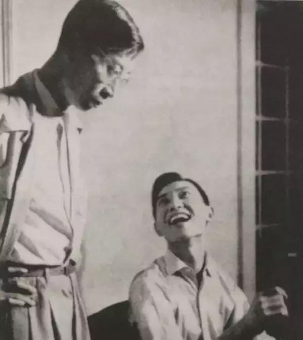▲ 1956年,傅聪回国,为上海音乐会做准备,父子二人在琴旁切磋